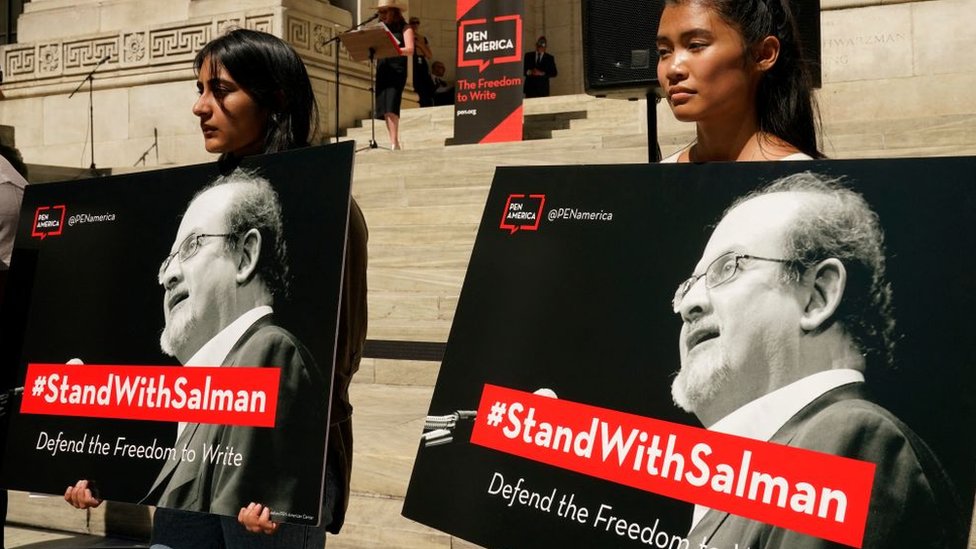 Miting u znak solidarnosti za slobodno izražavanje ispred Njujorške javne biblioteke nakon napada na Salmana Ruždija