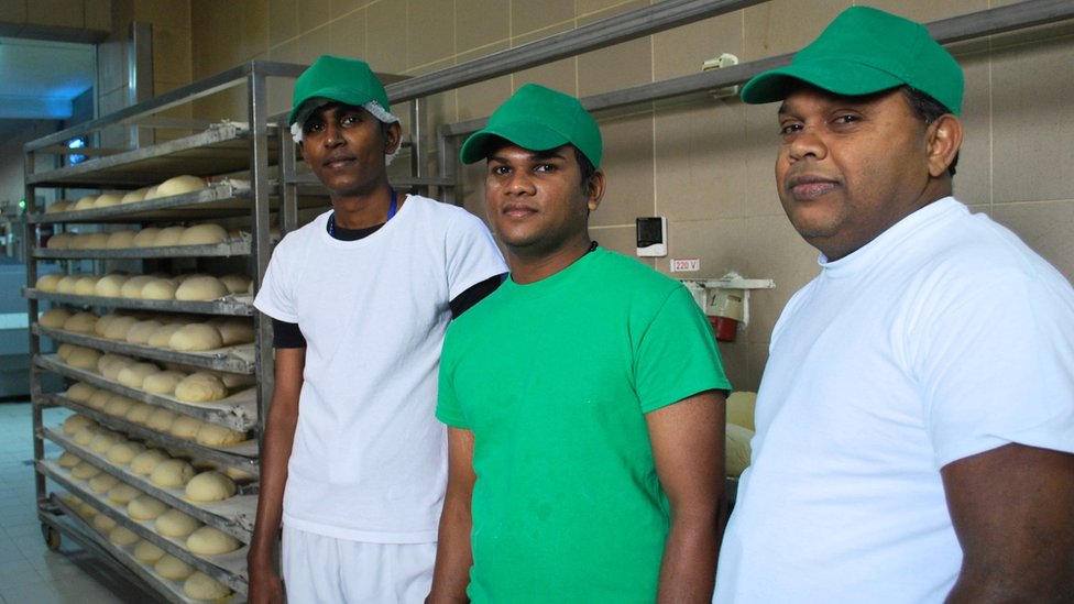 Три шри-ланкийских пекаря на своем рабочем месте в Дитрау