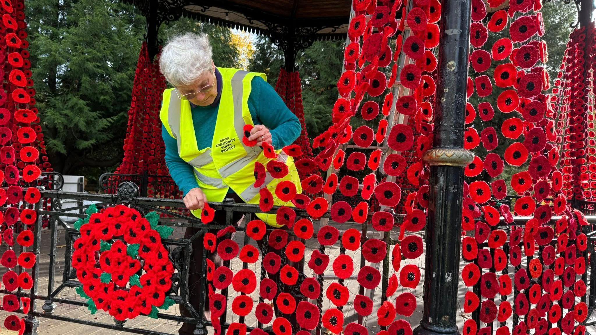Ripon Remembrance poppy display repaired after vandalism - BBC News
