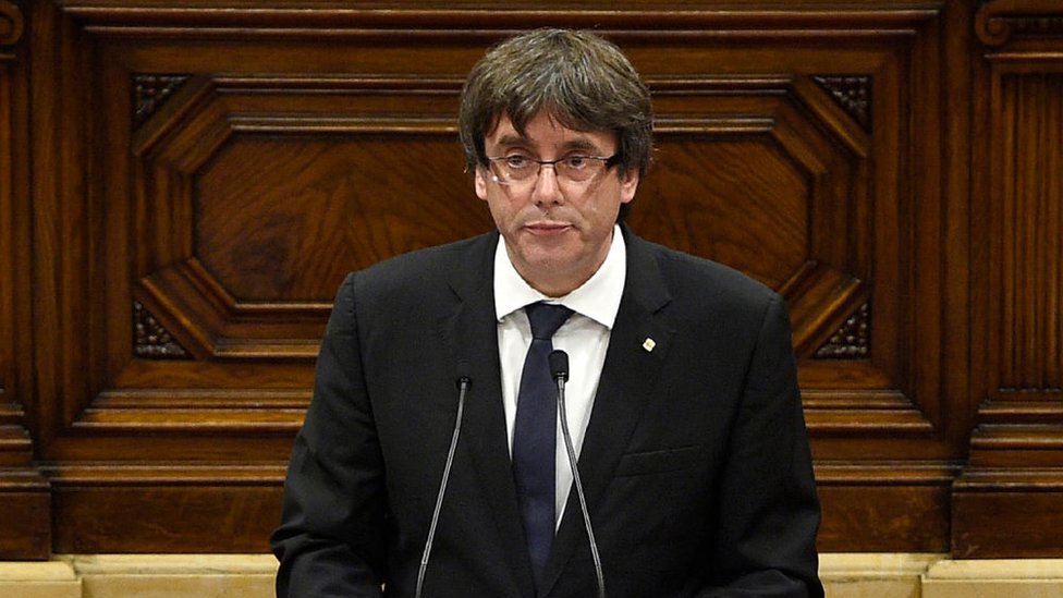 Puigdemont pronunció un discurso ambiguo que no dejó claro si declaró o no la independencia. Puigdemont