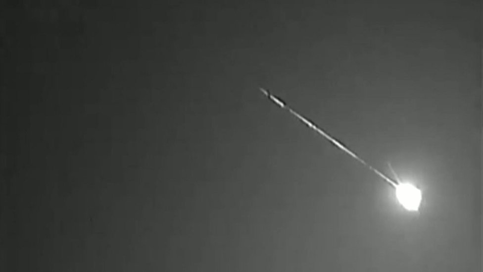 Meteor flashes over UK sky - BBC News