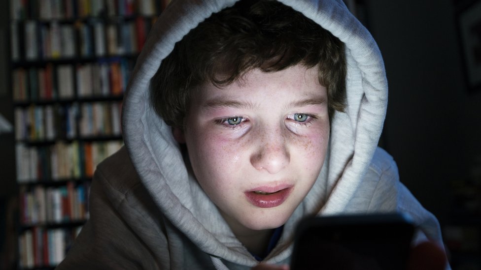 Adolescente que sufre cyber bullying.