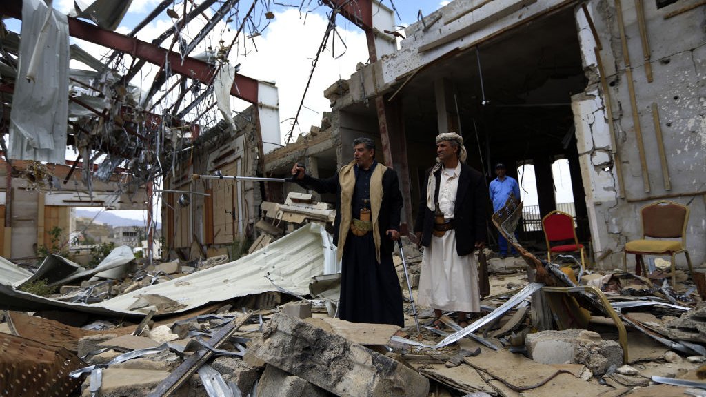 رجال يمنيون في موقع مبنى عزاء مدمر بغارة جوية للتحالف السعودي، في العاصمة اليمنية صنعاء، 8 أكتوبر/تشرين أول 2019