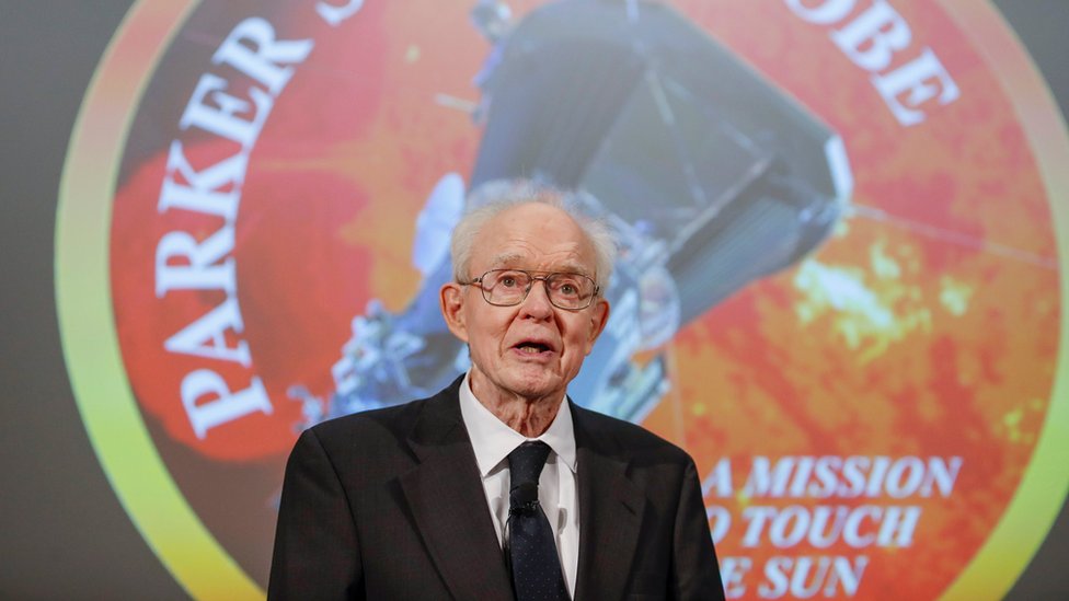 Eugene Parker fue uno de los primeros científicos en EE.UU. en crear un marco conceptual de la actividad atmosférica del Sol y sus consecuencias. Eugene Parker