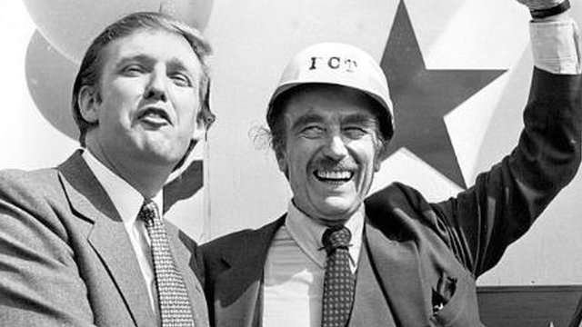 Donald Trump con su padre, Fred Trump, en 1982.