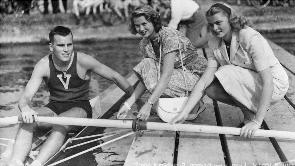Keli, na slici iz 1948. sa sestrom Elizabet i bratom Džonom, odrasla je u visokom društvu u Filadelfiji