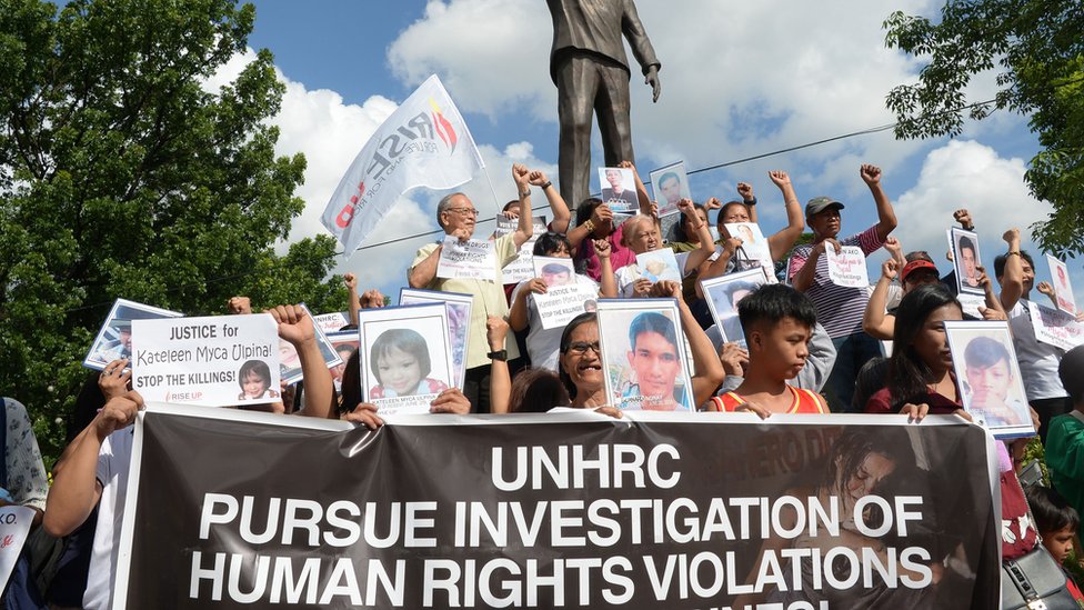 Родственники жертв внесудебных казней держат портреты своих родственников во время мемориальной мессы в Комиссии по правам человека Филиппин 9 июля 2019 г.