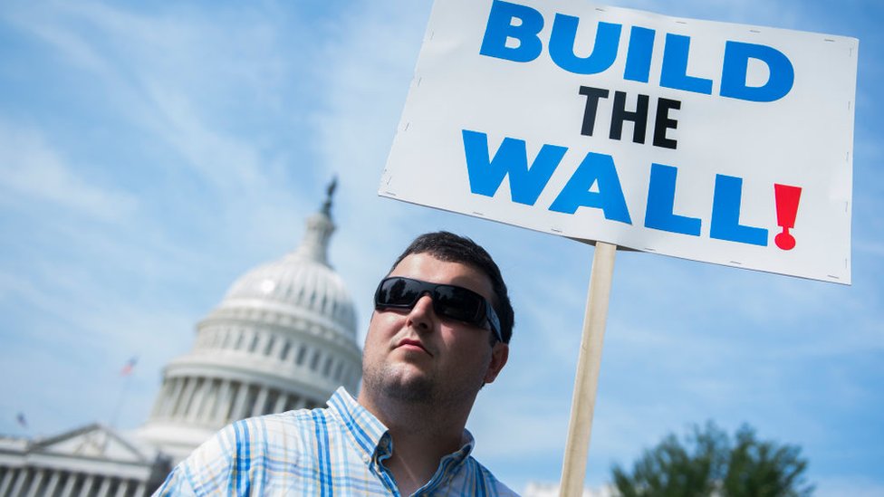Un acérrimo adepto de Donald Trump con un letrero que lee: "¡Construye el muro!"