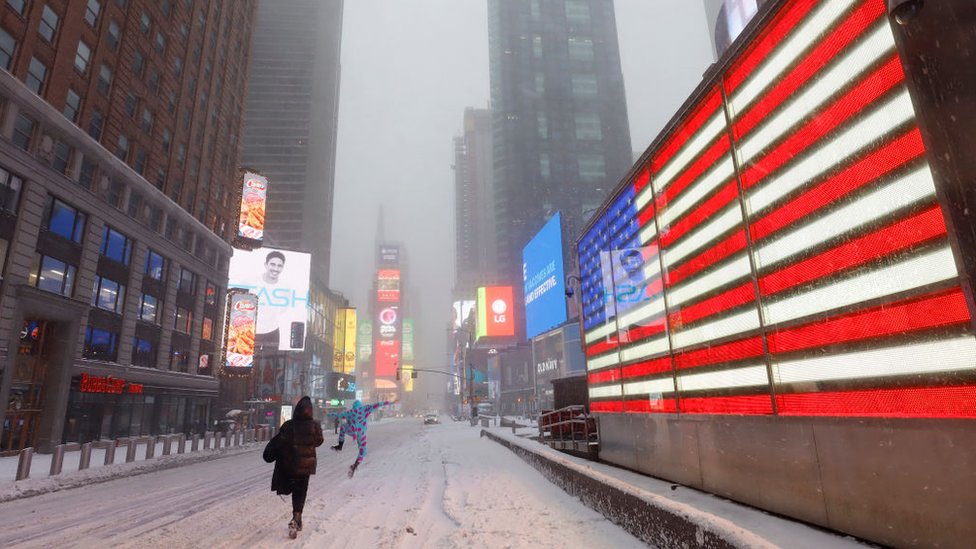 Personas juegan en la nieve en Time Squeare, Nueva York