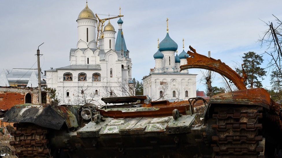 在被解放的斯維亞托希爾斯克鎮東正教神廟前被摧毀的俄羅斯坦克。