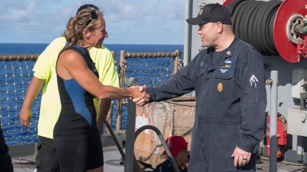 El comandante en jefe del USS Ashlanda, Gary Wise, le da la bienvenida a bordo a Jennifer Appel. El comandante en jefe del USS Ashlanda, Gary Wise, y Jennifer Appel.