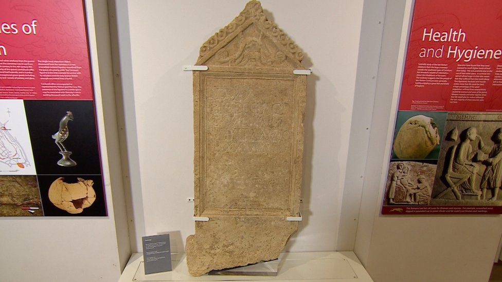 Римское надгробие в музее Кориниума