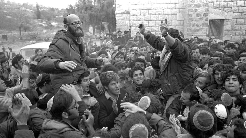 Religiozni zionista, rabin Moše Levinger (levo) proslavlja osnivanje nove naseobine u Zapadnoj Obali tokom 1970-ih