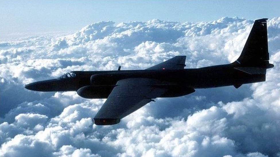 冷戰時期美國的Ｕ-２偵察機在蘇聯被擊落，美國駕駛員鮑爾斯被俘，後來美國用一名被俘的蘇聯間諜換回鮑爾斯