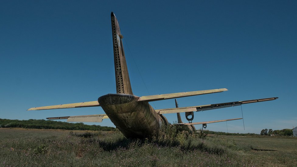 Vista trasera del avión abandonado en Campo de Mayo.