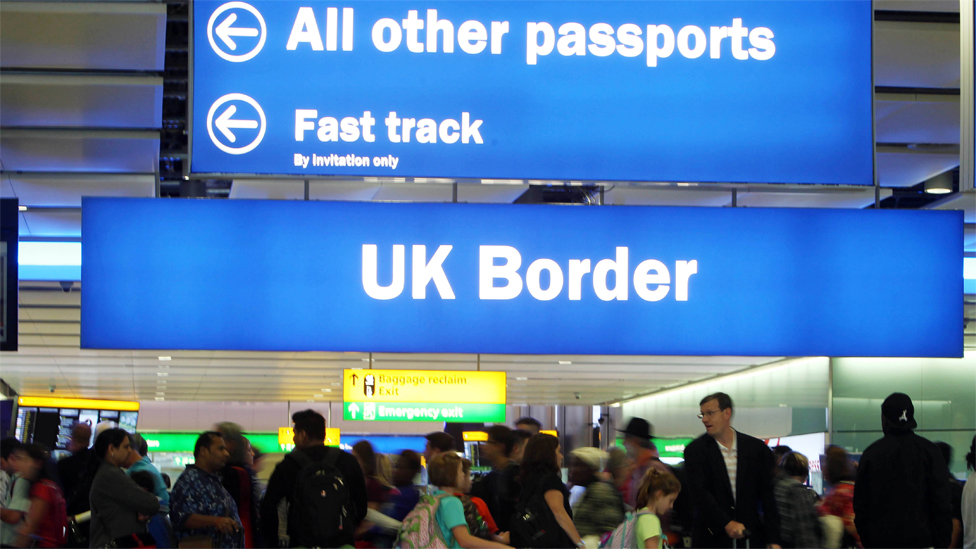 Heathrow havaalanında yolcular pasaport kontrolü için beklerken