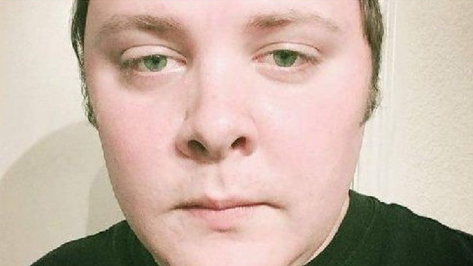 Trump asseguró que Devin Kelley, el presunto atacante de Texas, era una persona "enajenada". Una foto del atacante sacada de su cuenta de Facebook, que luego fue borrada.