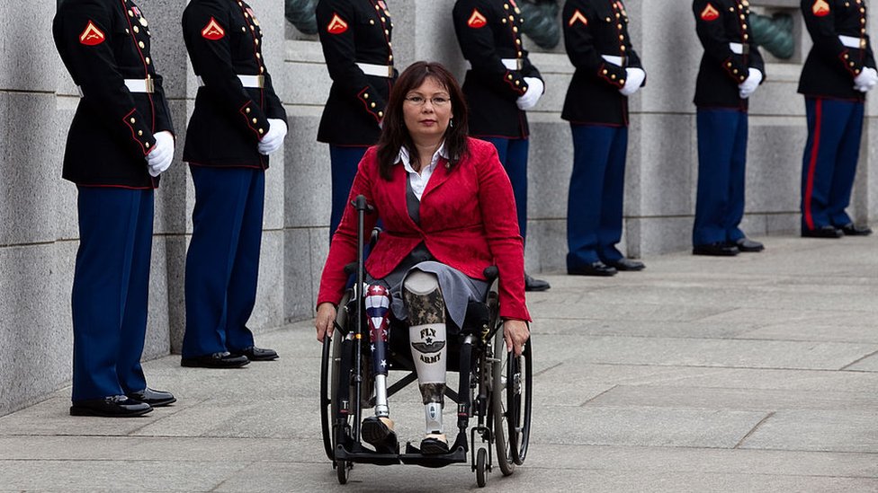 Тэмми Дакворт прибыла на церемонию Мемориала Второй мировой войны, чтобы отдать дань уважения ветеранам Второй мировой войны на Тихом океане 11 марта 2010 г.