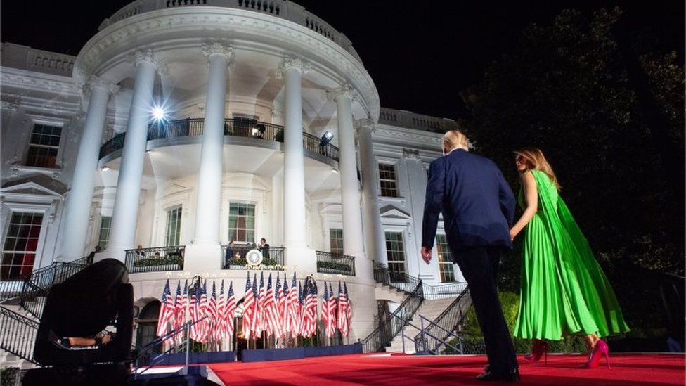 Donald y Melania Trump a las afueras de la Casa Blanca, durante el cierre de la Convención Nacional Republicana.