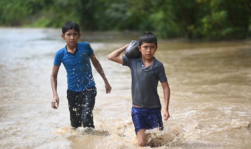 Niños en Guatemala tras lluvias torrenciales causadas por el huracán Eta