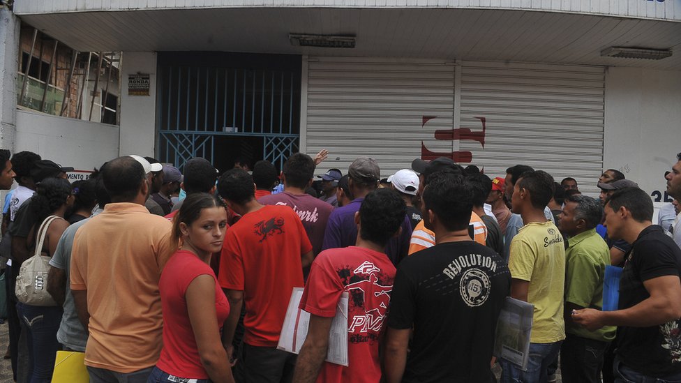 Trabalhadores fazem fila para emprego na construção de Belo Monte