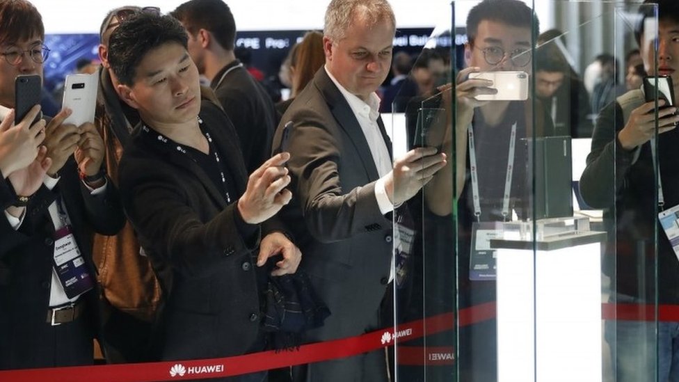 Cola para fotografiar el nuevo teléfono plegable de Huawei