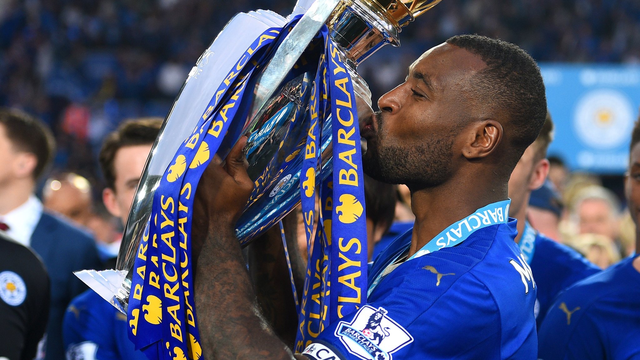 Wes Morgan: Leicester City's title-winning captain signs new deal - BBC Sport