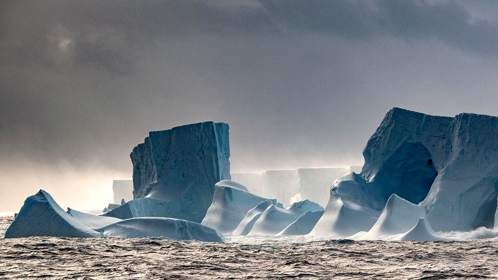 A23a: Colossal iceberg stuck spinning in ocean trap - BBC News