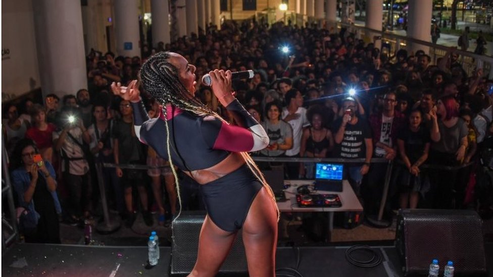 Трансгендерный музыкант MC Линн да Кебрада выступает в Музее искусств в Рио-де-Жанейро 25 августа 2017 г.
