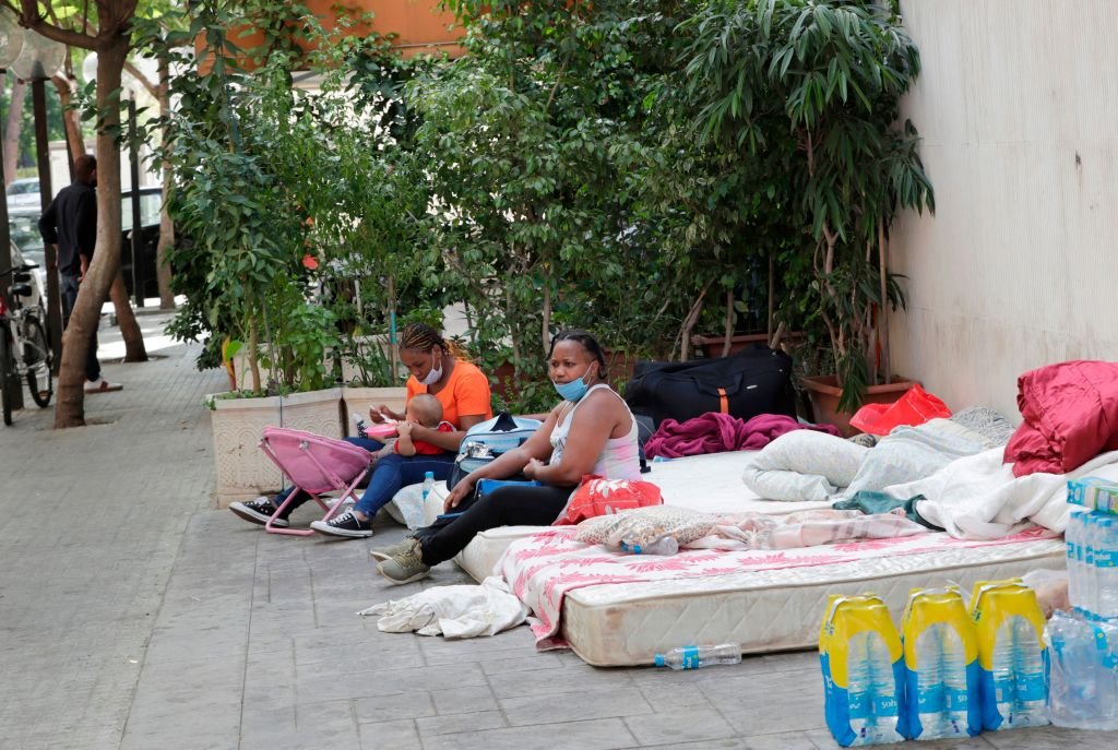 مخيم عاملات المنازل الكينيات خارج القنصلية الكينية في بيروت بعد فقدان وظائفهن بسبب الأزمة الاقتصادية للمطالبة بالعودة إلى الوطن، في 20 أغسطس/آب 2020
