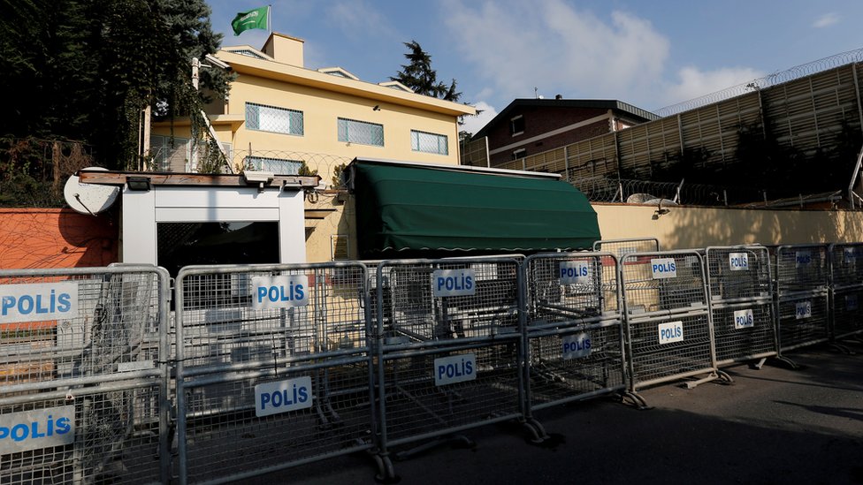 Фотография из архива, показывающая заграждения безопасности возле консульства Саудовской Аравии в Стамбуле, Турция (12 октября 2018 г.)