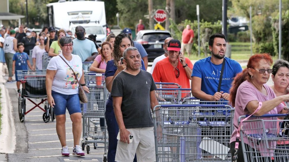 المتسوقون ينتظرون في طوابير طويلة في فلوريدا تحسبا للإعصار.