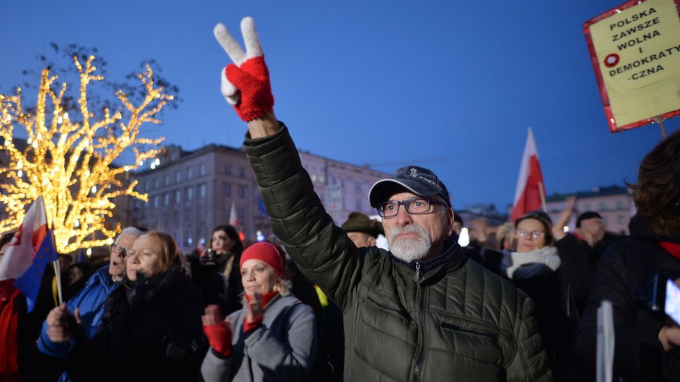 Polonya'da 'yargı bağımsızlığı' talebiyle protesto gösterileri düzenleniyordu