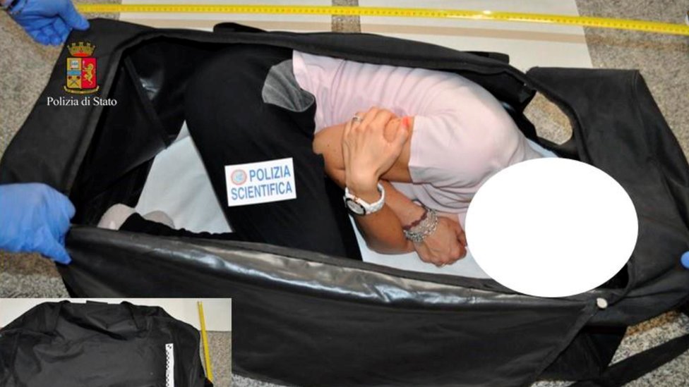 La joven fue drogada y metida al maletero de un automóvil hasta una casa en una zona rural de Turín. La modelo puesta en un maletero