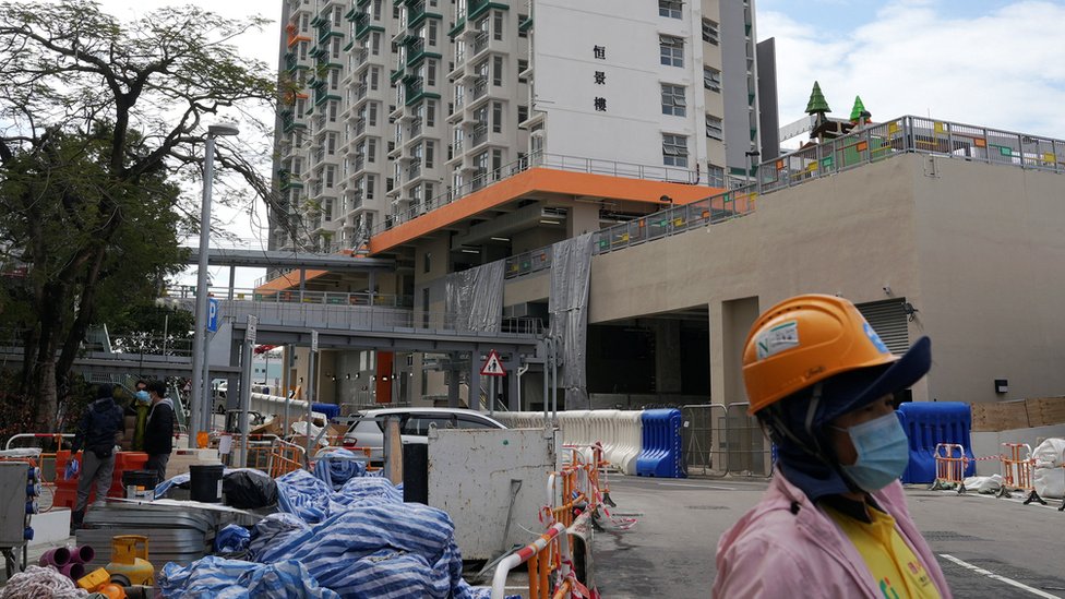香港政府徵用了一些新建成的公共房屋，作為隔離設施。