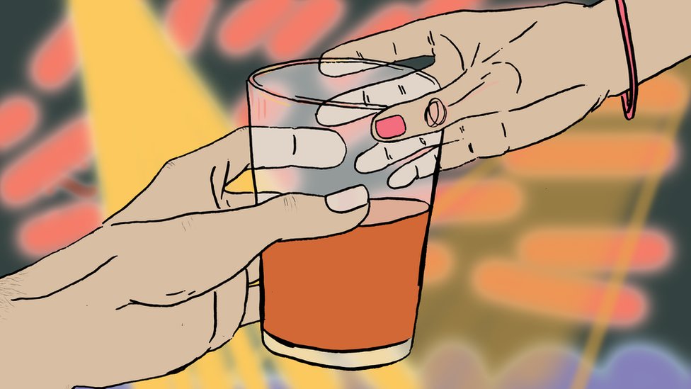 Иллюстрация женщины, которой дают напиток