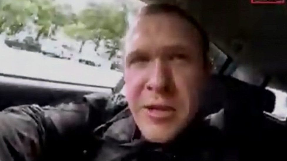 رجل يطلق على نفسه اسم برينتون تارانت نشر مقطع فيديو على الإنترنت يصور الهجوم
