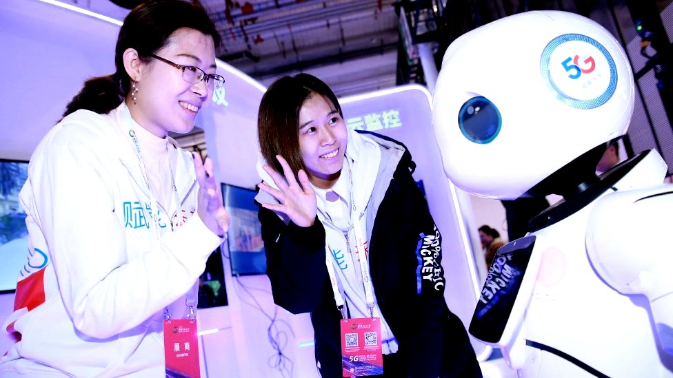 interactúan con un robot en conferencia de 5g en China