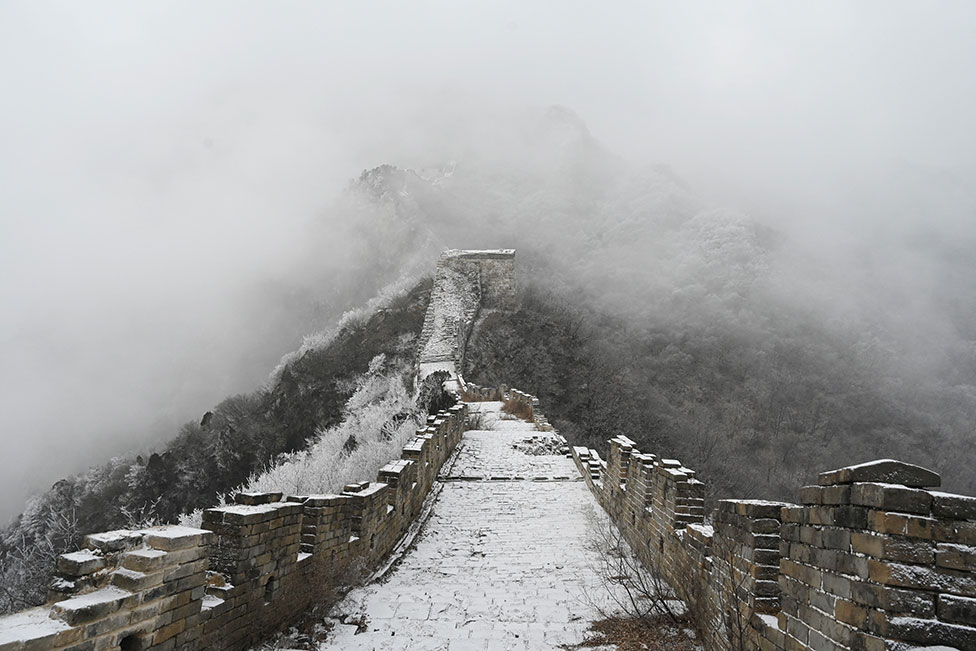 حائط الصين العظيم عقب هطول ثلج خفيف شمالي بكين.
