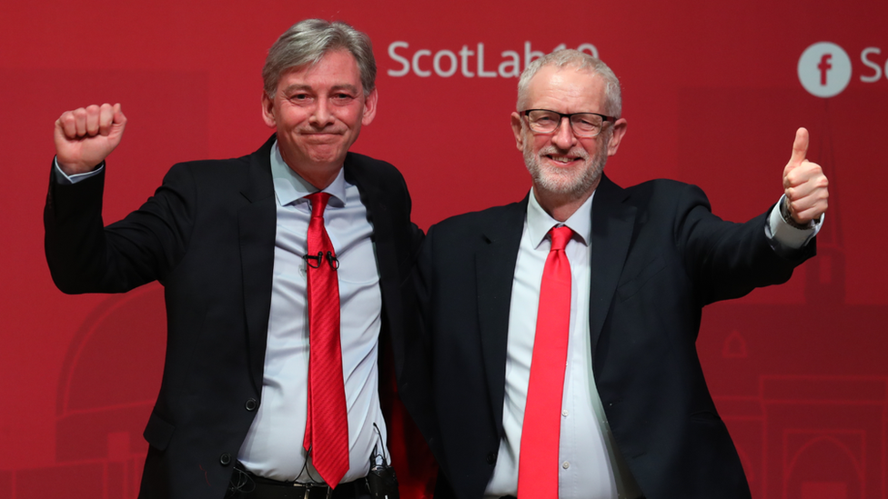 Лидер шотландских лейбористов Ричард Леонард и Джереми Корбин после выступления на ежегодной конференции шотландских лейбористов в Кэрд-Холле, Данди.