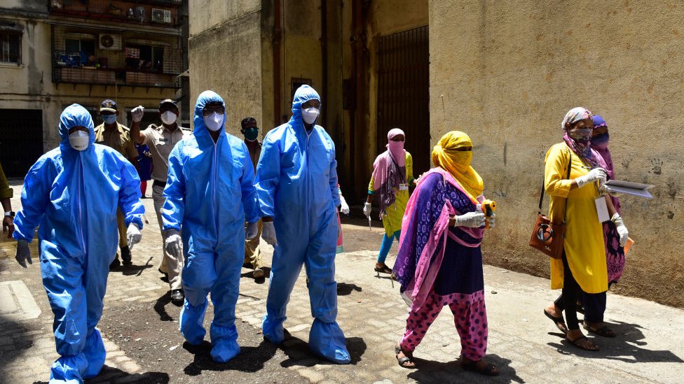 Врачи Индийской медицинской ассоциации провели досмотр от двери до двери во время общенациональной блокировки из-за пандемии COVID 19 в Дхарави 11 апреля 2020 года в Мумбаи, Индия.