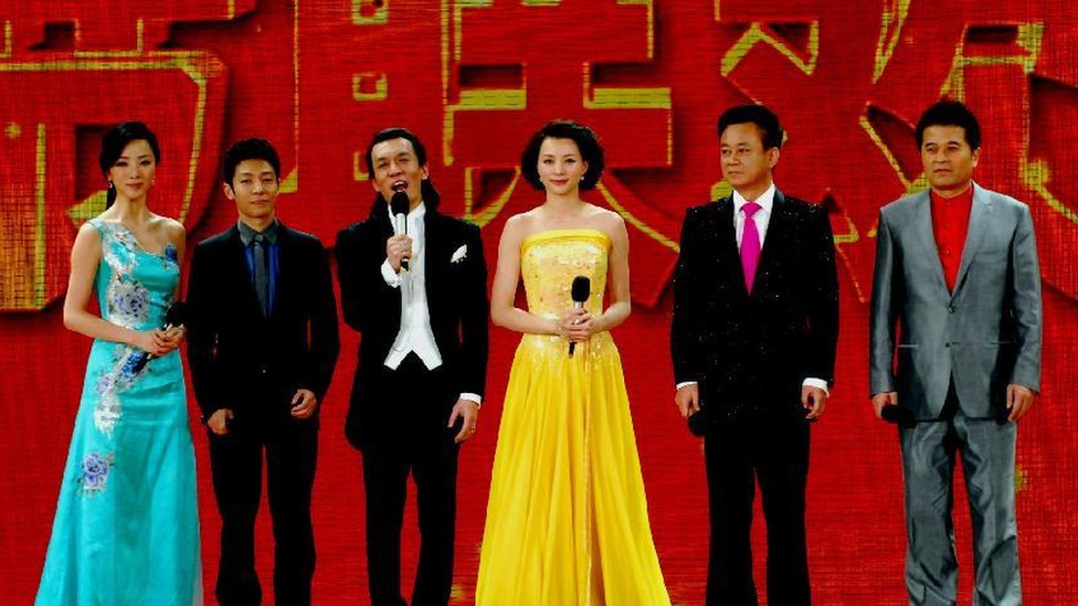 李詠（左三）主持過數屆中國央視春晚