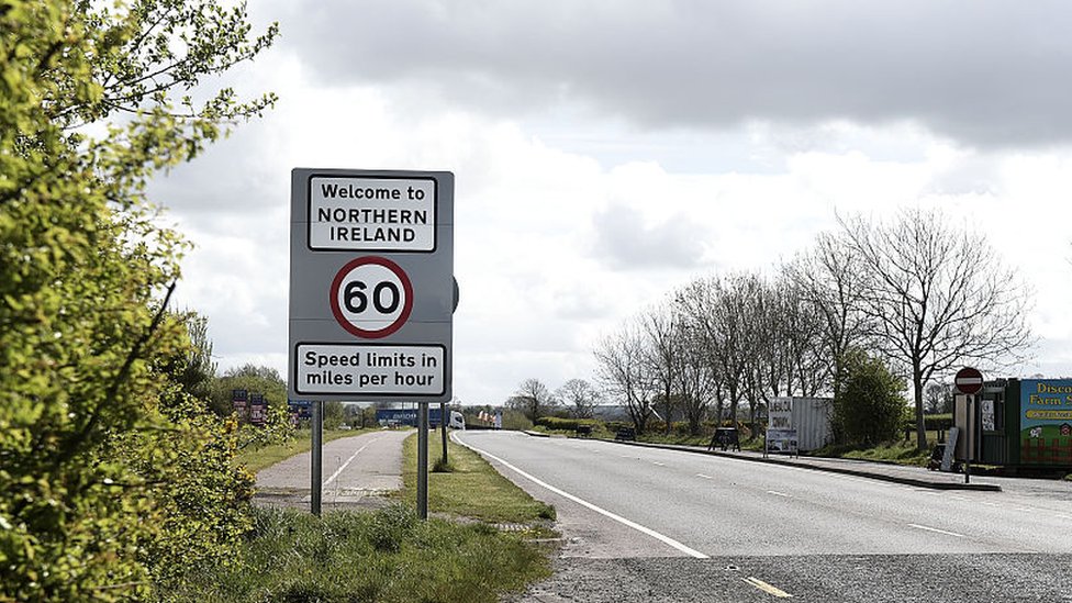 Добро пожаловать в Северную Ирландию - дорожный знак, обозначающий пересечение границы между севером и югом