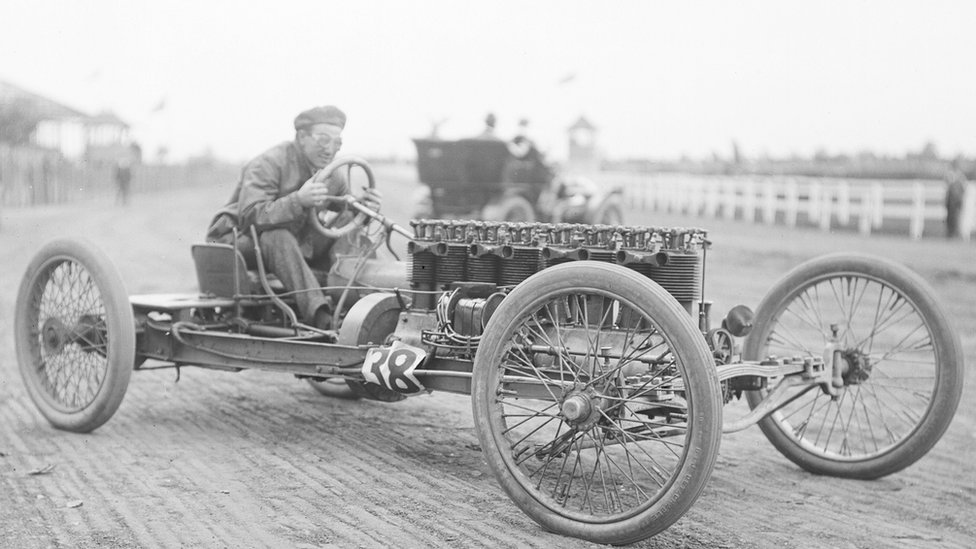 Carl Fisher, corriendo, en 1904