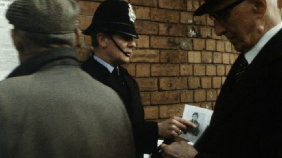 Полиция раздает листовки