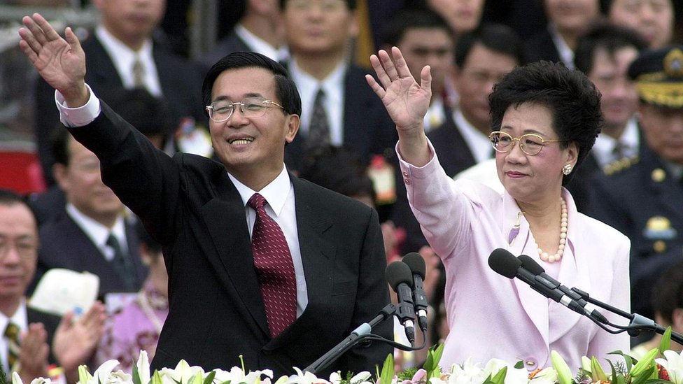 2000年台灣實現首次政黨輪替，陳水扁及呂秀蓮擔任正副總統