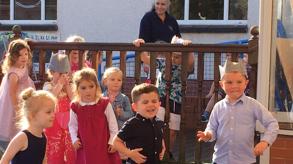 Ученики и сотрудники Ysgol y Llan Whitford наслаждаются запоздалым празднованием дня рождения