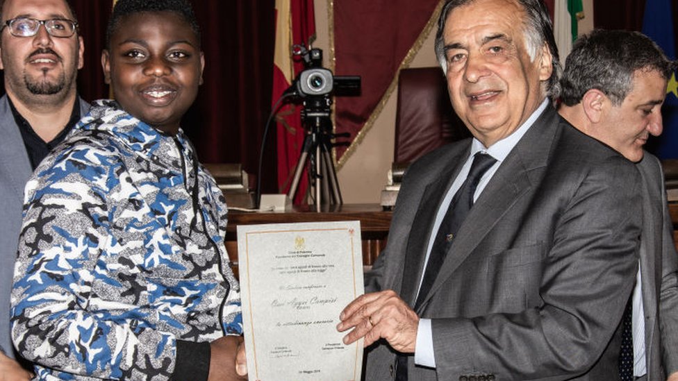 Мэр Палермо Леолука Орландо (справа) на церемонии получения гражданства в Палермо - 2019