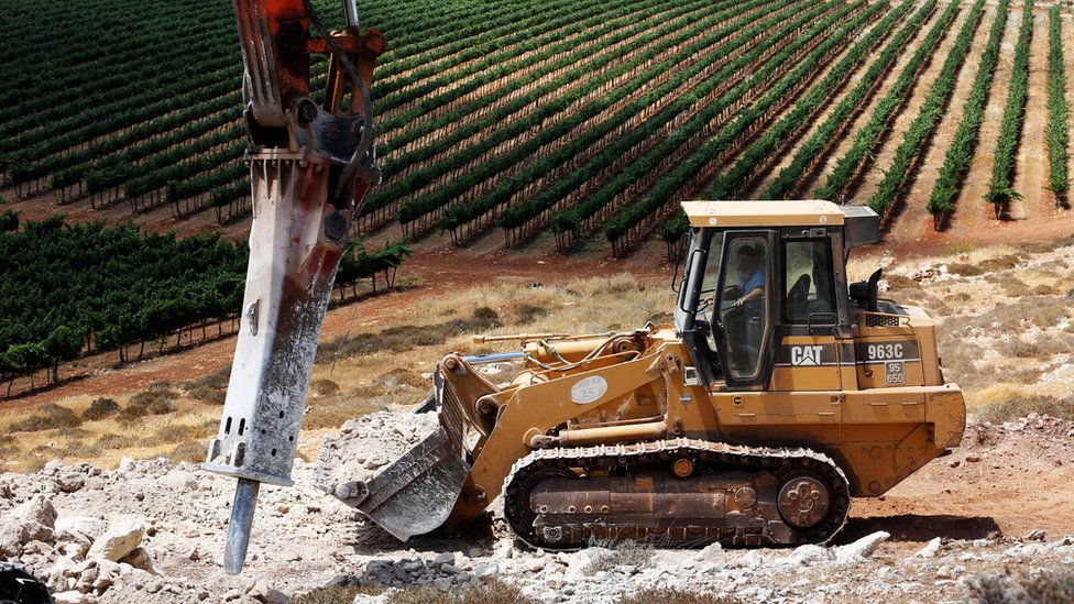 Бульдозер для строительства нового еврейского поселения Амихай на оккупированном Западном берегу (20 июня 2017 г.)