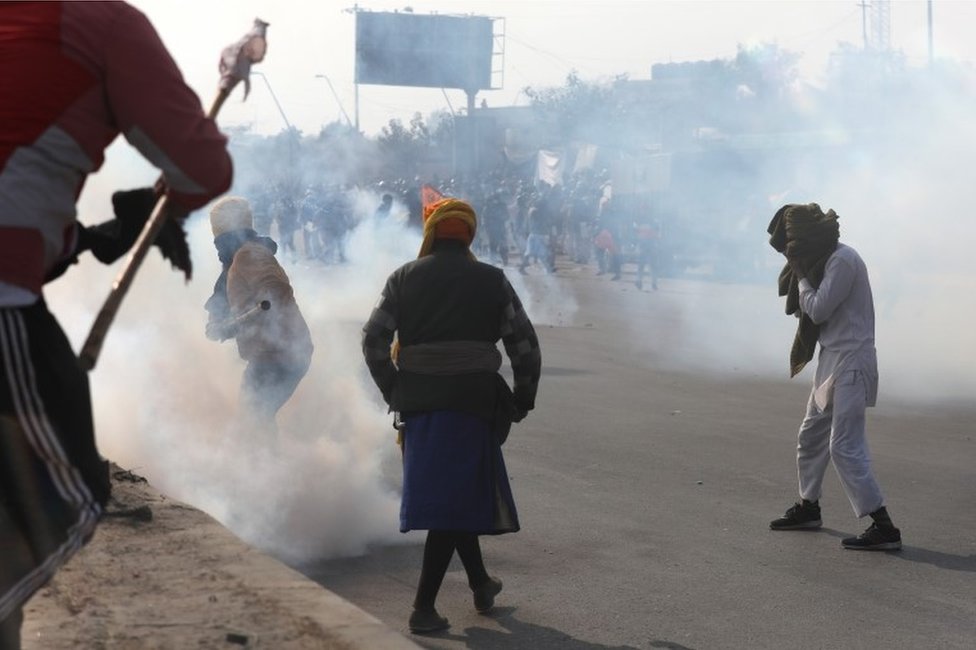 Policía utilizando gases lacrimógenos contra campesinos en Idia